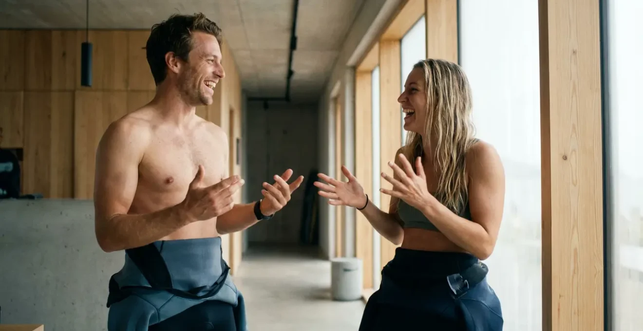 Deux amis européens souriant après une session de sensations fortes